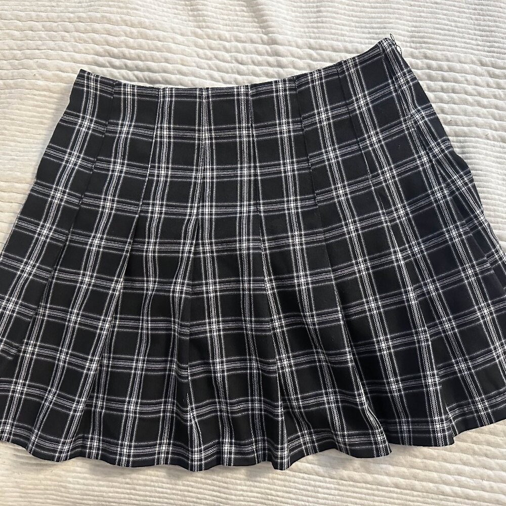 H&M Black and Gray/White Pleated Skater Mini Skirt